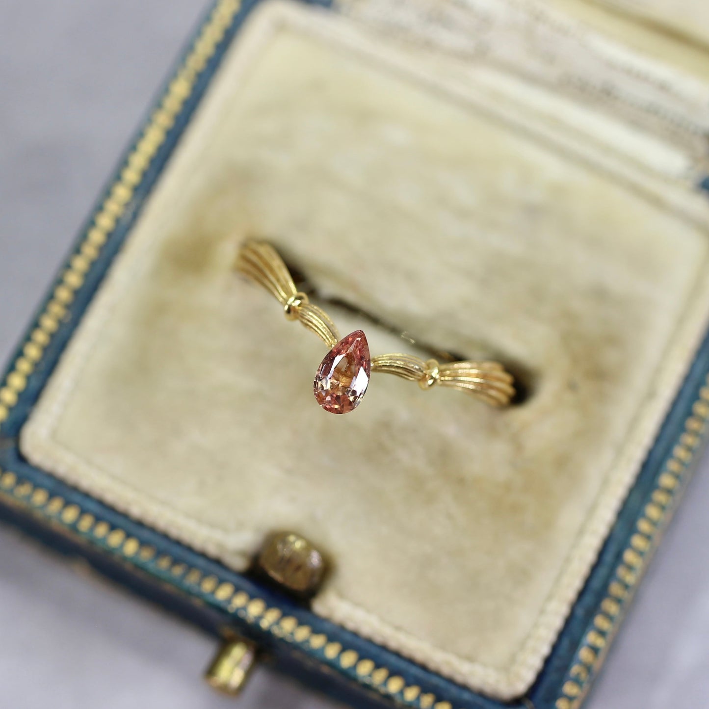 パパラチアサファイア 0.25ct ペアシェイプ 5.0mm×3.0mm×1.9mm ソーティング付き【MJ2743】