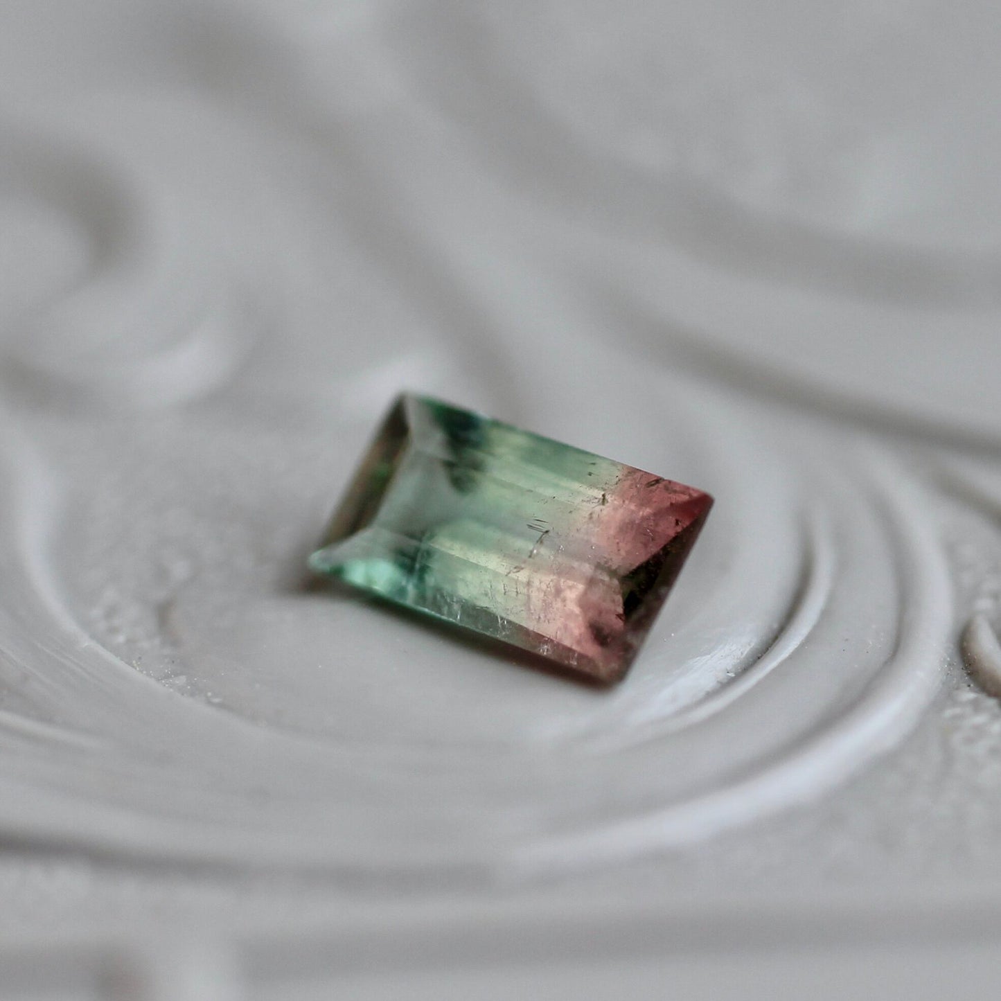 バイカラートルマリン 0.34ct 6mm×3.3mm 【MJ2424】