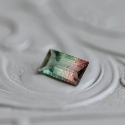 バイカラートルマリン 0.34ct 6mm×3.3mm 【MJ2424】