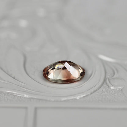 オーバルカット バイカラーラブラドライト 0.64ct 6.7mm×4.6mm-2.6mm 【MJ2512】