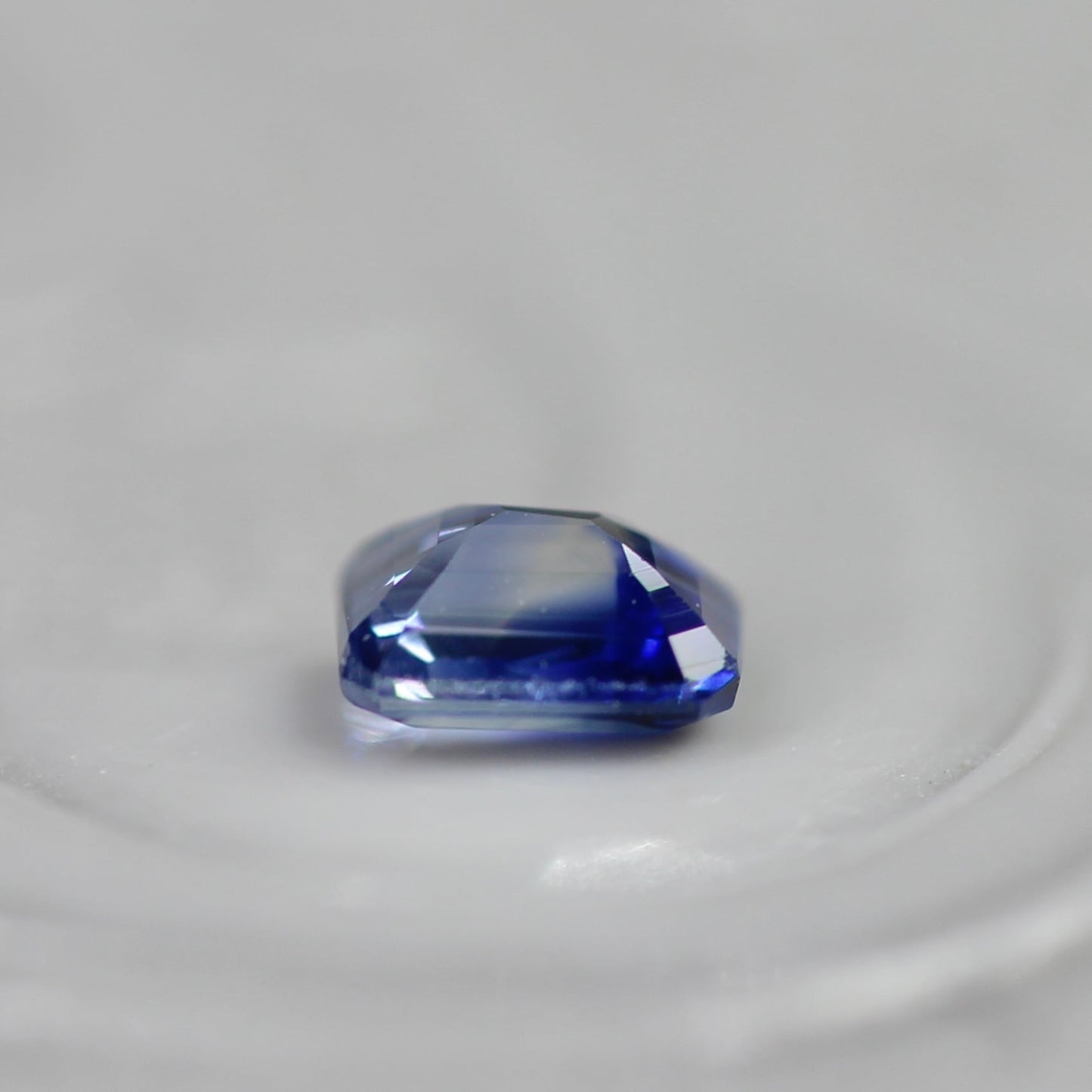 バイカラーサファイア 0.22ct エメラルドカット 3.8mm×2.9mm×2.0mm【MJ2709】