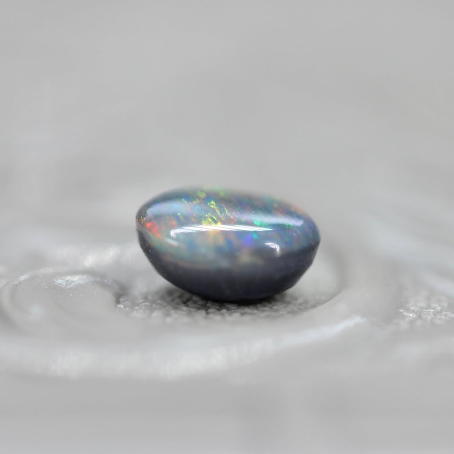 ブラックオパール 0.31ct オーバルカボションカット 5.2mm×4.5mm×2.7mm【MJ2646】