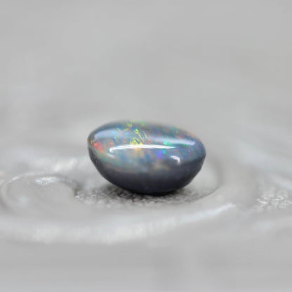 ブラックオパール 0.31ct オーバルカボションカット 5.2mm×4.5mm×2.7mm【MJ2646】