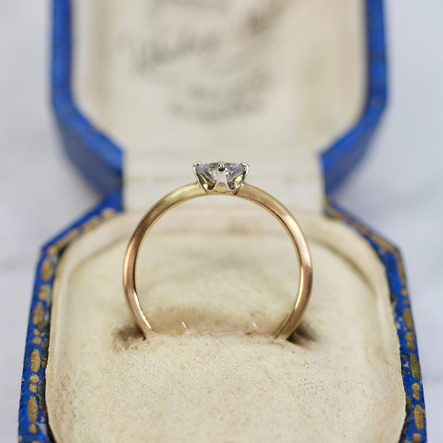 シルキーホワイトサファイア 0.3ct プリンセスカット K10WG×K10YG 4本爪(立て爪)×テーパーアーム(マット)【MJ2845】