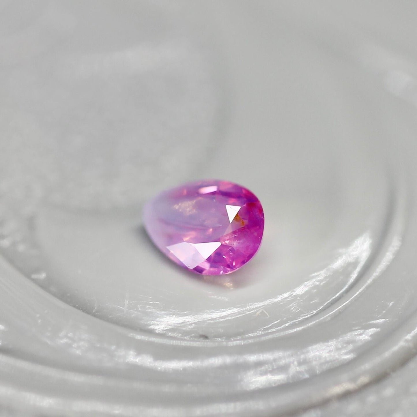 ペアシェイプ カット シルキーパープルピンク バイカラーサファイア　0.12ct  3.2mm×2.3mm×1.3mm 【MJ2523】