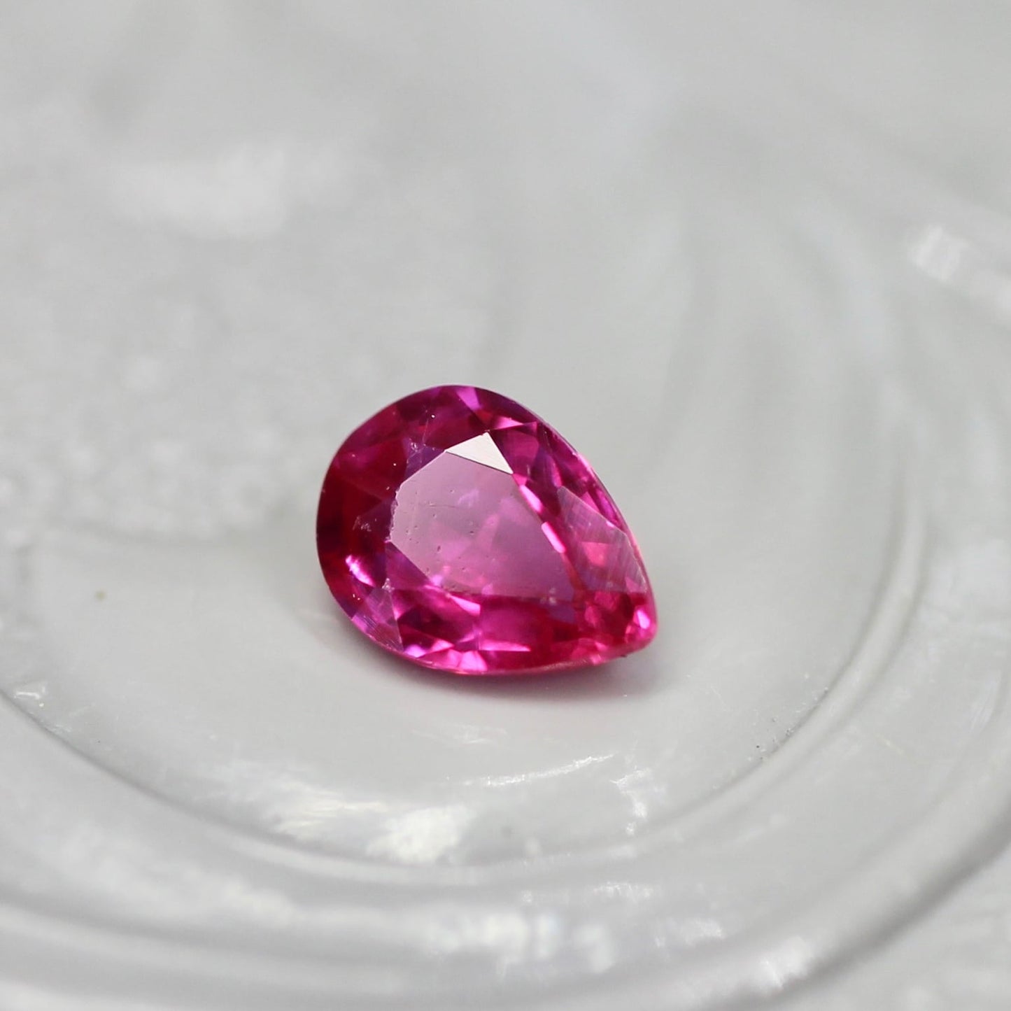 ルビー 0.20ct ペアシェイプカット  3.8mm×2.7mm×1.5mm【MJ2727】