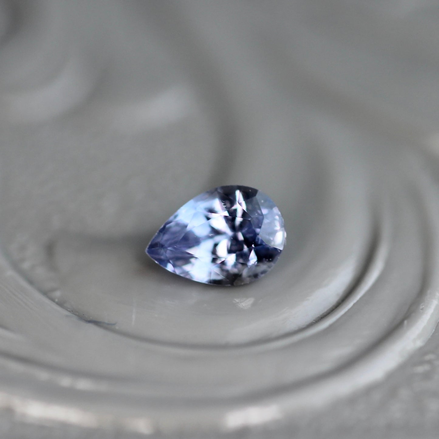 バイカラーサファイア 0.2ct  4×3mm ペアシェイプカット 【MJ2459】