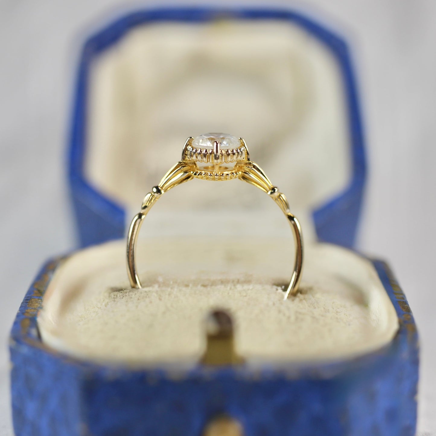 ホワイト系ダイヤモンド 0.56ct K10YG ラウンドブリリアントカット ミルフレーム×アンティークアーム【MJ2839】