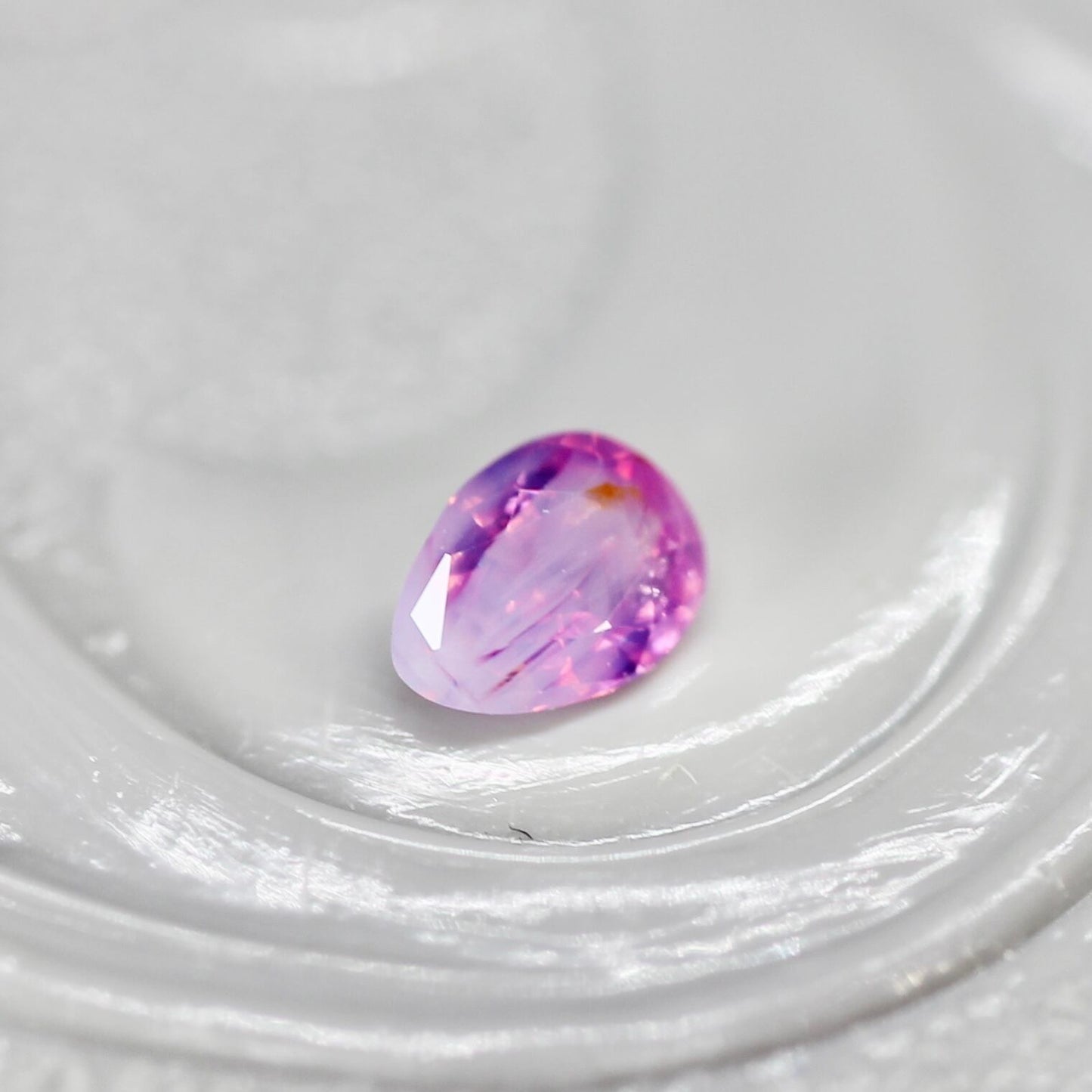 ペアシェイプ カット シルキーパープルピンク バイカラーサファイア　0.12ct  3.2mm×2.3mm×1.3mm 【MJ2523】