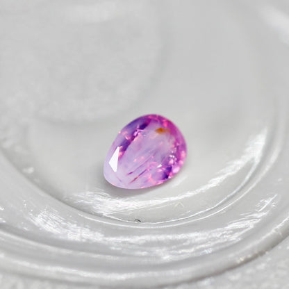 ペアシェイプ カット シルキーパープルピンク バイカラーサファイア　0.12ct  3.2mm×2.3mm×1.3mm 【MJ2523】