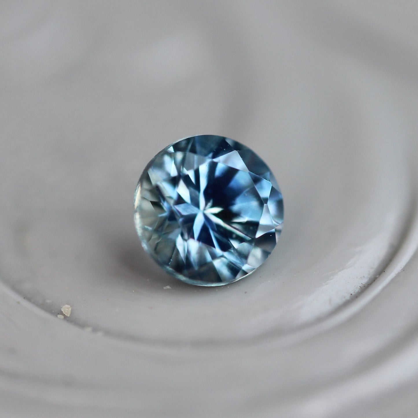 モンタナサファイア 0.27ct 3.7mm アメリカ・モンタナ州産 蘭 【MJ2425】