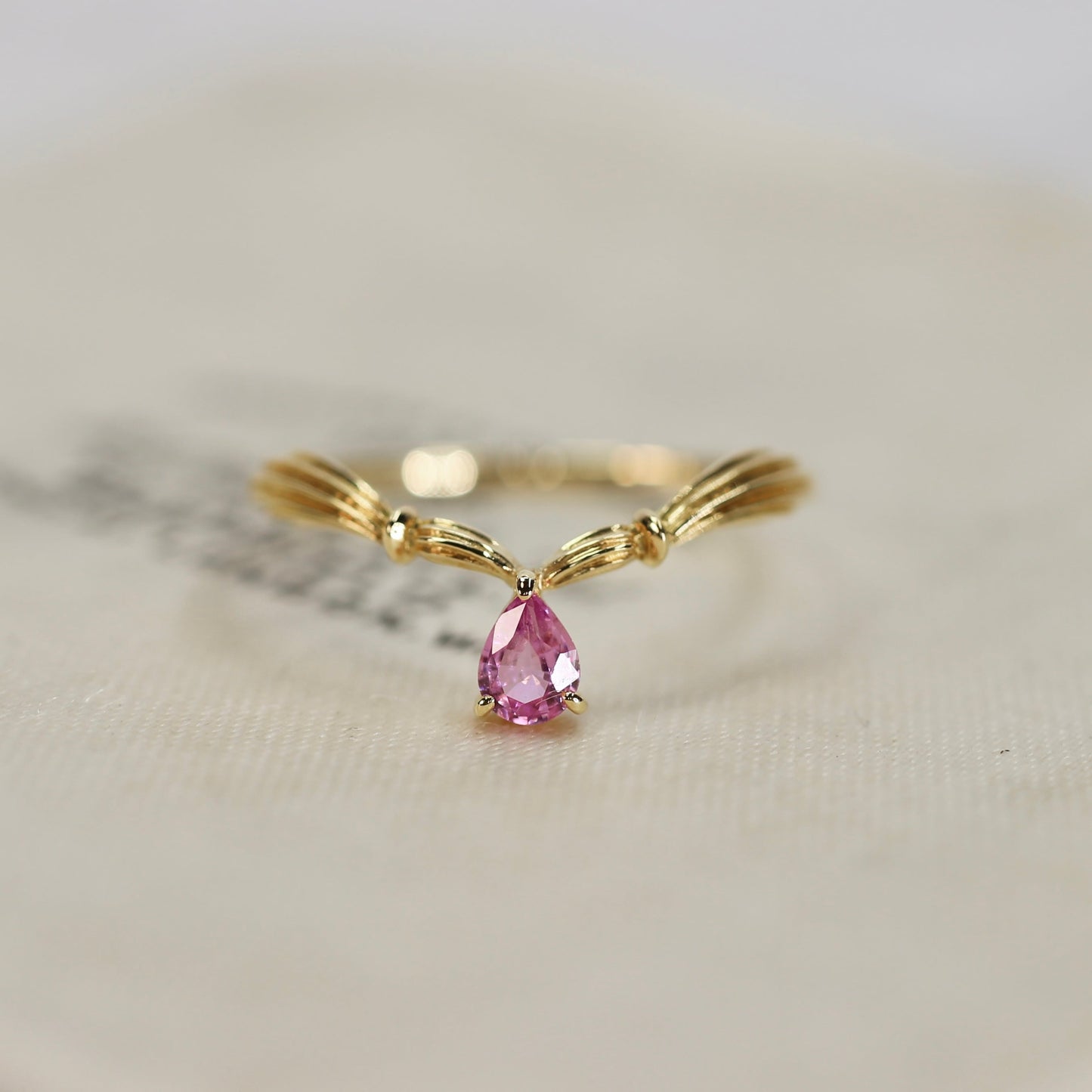 パパラチアサファイア 0.151ct ペアシェイプカット K18YG 3本爪×アンティークVアーム【MJ2847】