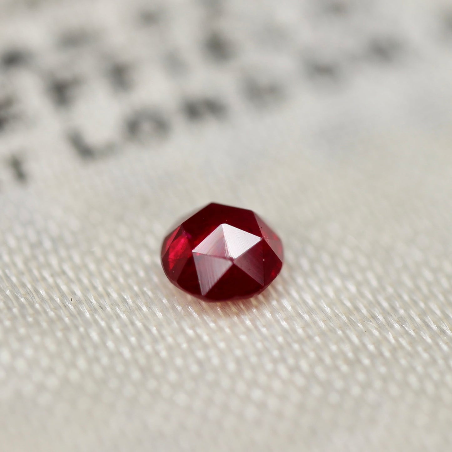 ルビー 0.17ct 3mm ローズカット【MJ2540】