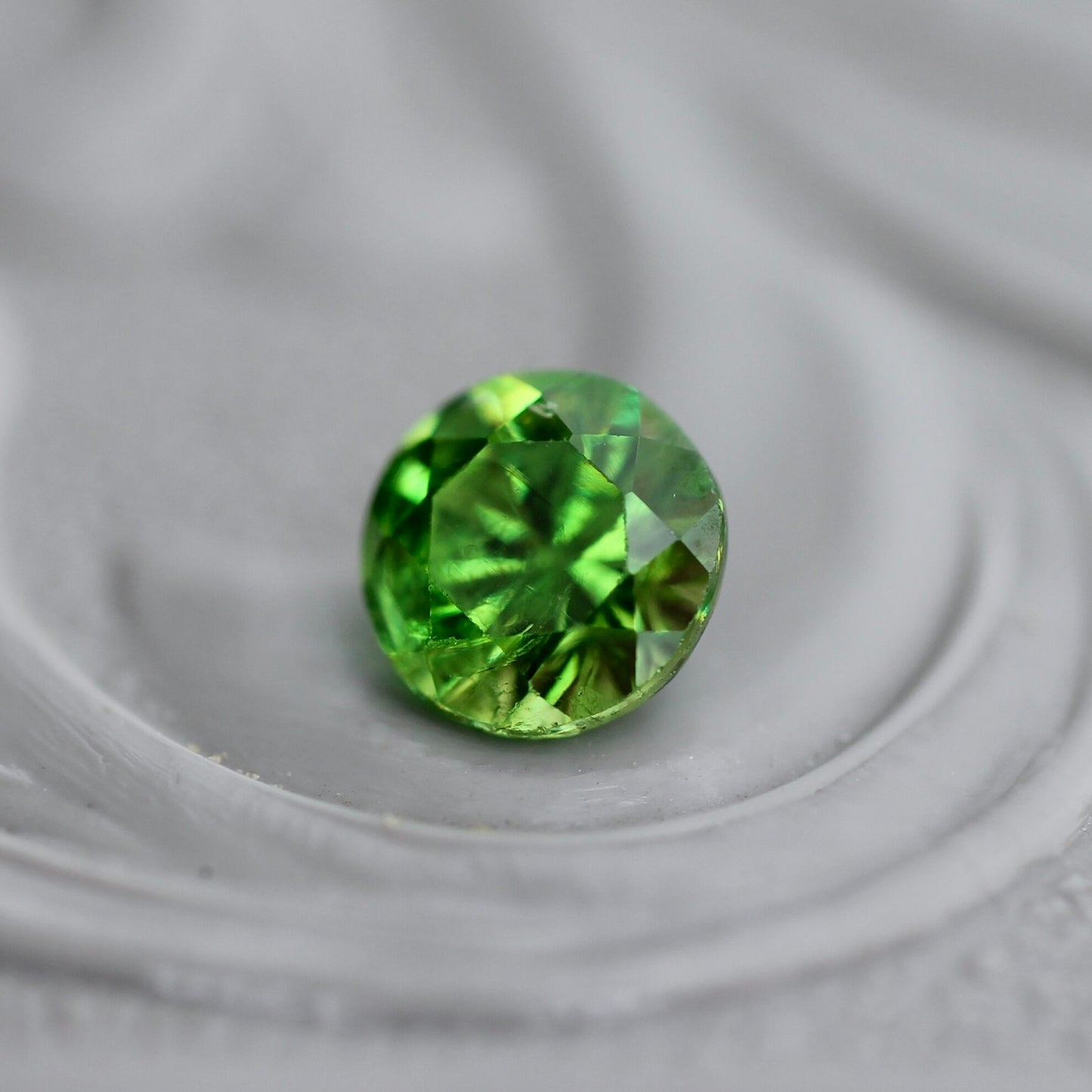 デマントイドガーネット 0.38ct 4.2mm 【MJ2409】