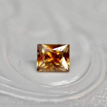 スクエアカット バイカラーキャシテライト 0.85ct 4.1mm×3.6mm×2.2mm【MJ2616】