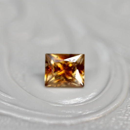 スクエアカット バイカラーキャシテライト 0.85ct 4.1mm×3.6mm×2.2mm【MJ2616】