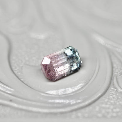 バイカラートルマリン 0.44ct エメラルドカット 5.3mm×3.5mm×2.9mm【MJ2670】