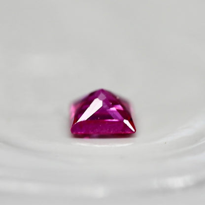 ルビー 0.11ct プリンセスカット  2.2mm×2.1mm×1.3mm【MJ2728】
