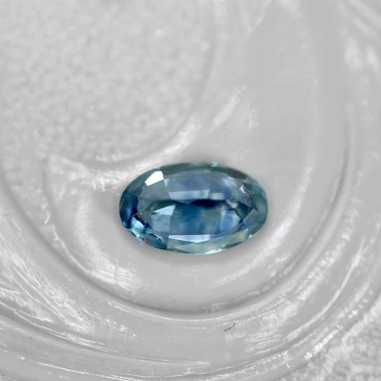 モンタナサファイア 0.26ct オーバルカット  4.8mm×3.0mm×2.1mm【MJ2731】