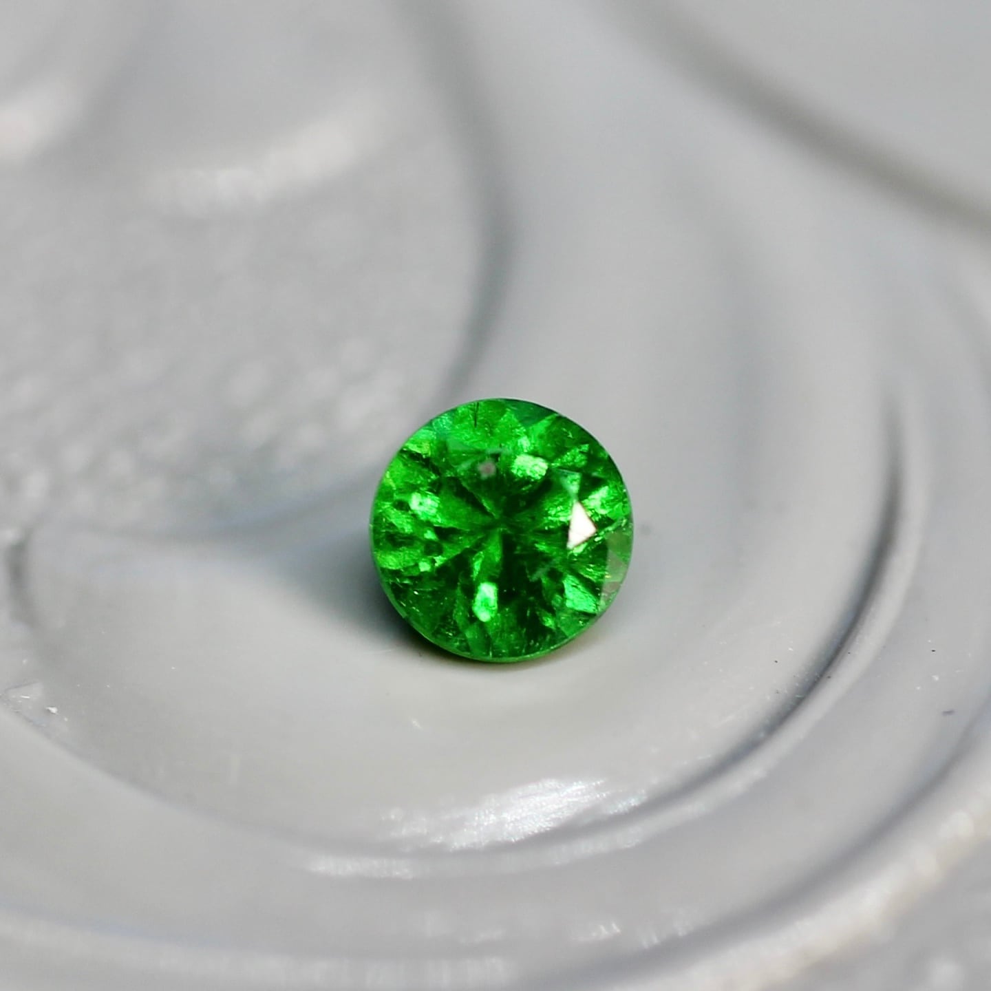 デマントイドガーネット 0.145ct 2.8mm 【MJ2488】