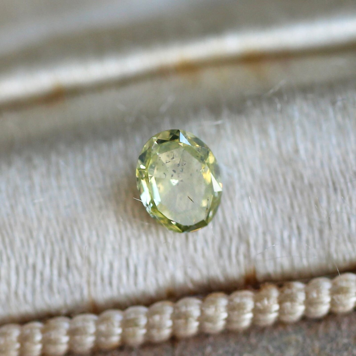 オーバルローズカット グリーンダイヤモンド 0.16ct 4.0mm×3.2mm-1.4mm 【MJ2470】