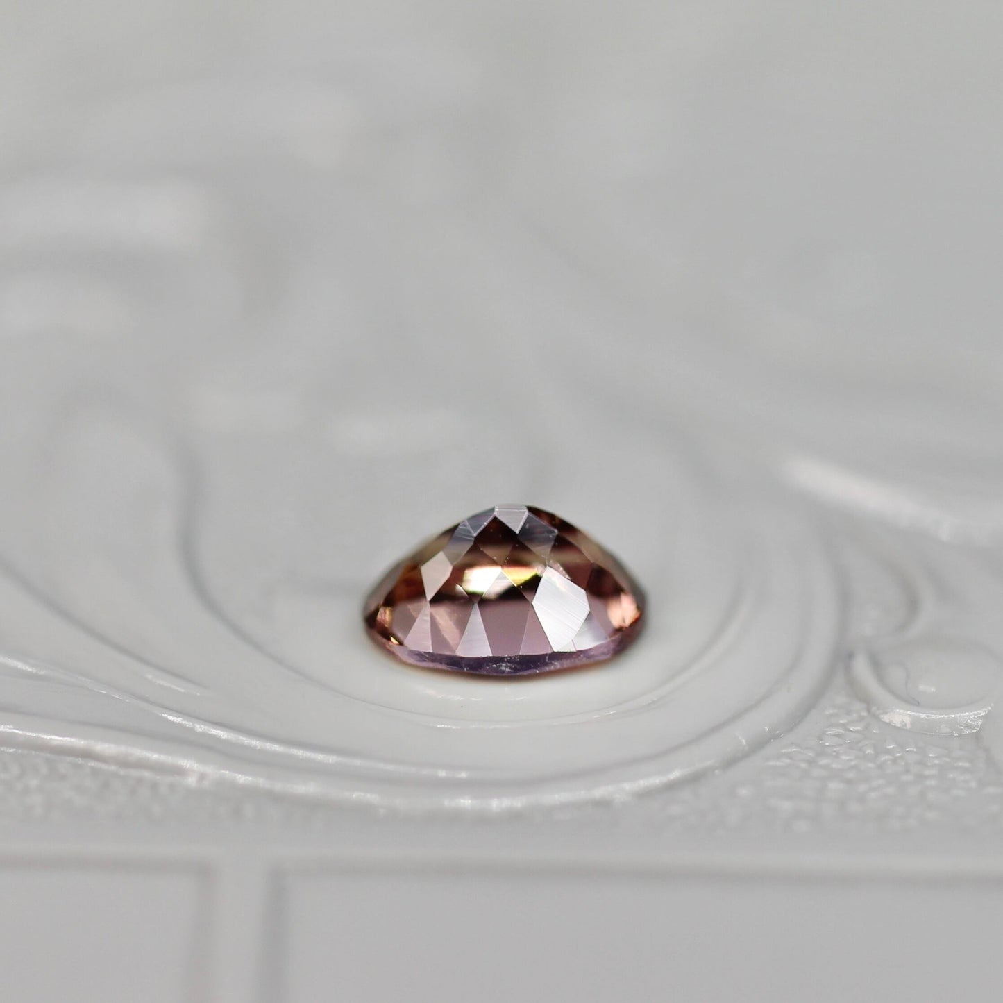 オーバルカット バイカラーゾイサイト 0.52ct  5.6mm×3.7mm×2.6mm 【MJ2530】