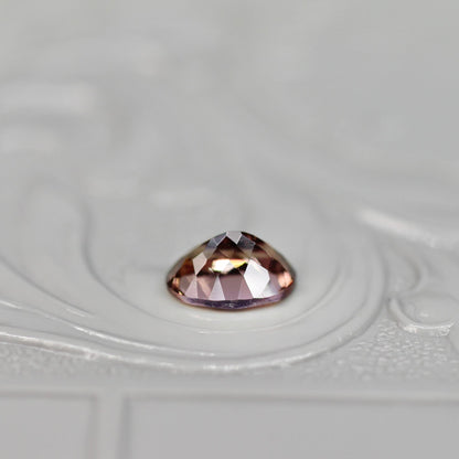 オーバルカット バイカラーゾイサイト 0.52ct  5.6mm×3.7mm×2.6mm 【MJ2530】