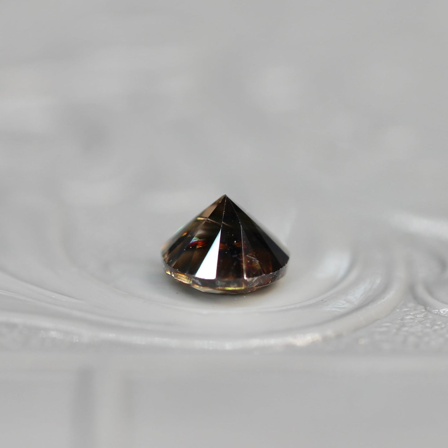 ラウンドカット バイカラーキャシテライト 1.23ct 4.7mm×4.7mm×3.2mm【MJ2617】
