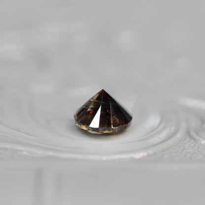 ラウンドカット バイカラーキャシテライト 1.23ct 4.7mm×4.7mm×3.2mm【MJ2617】