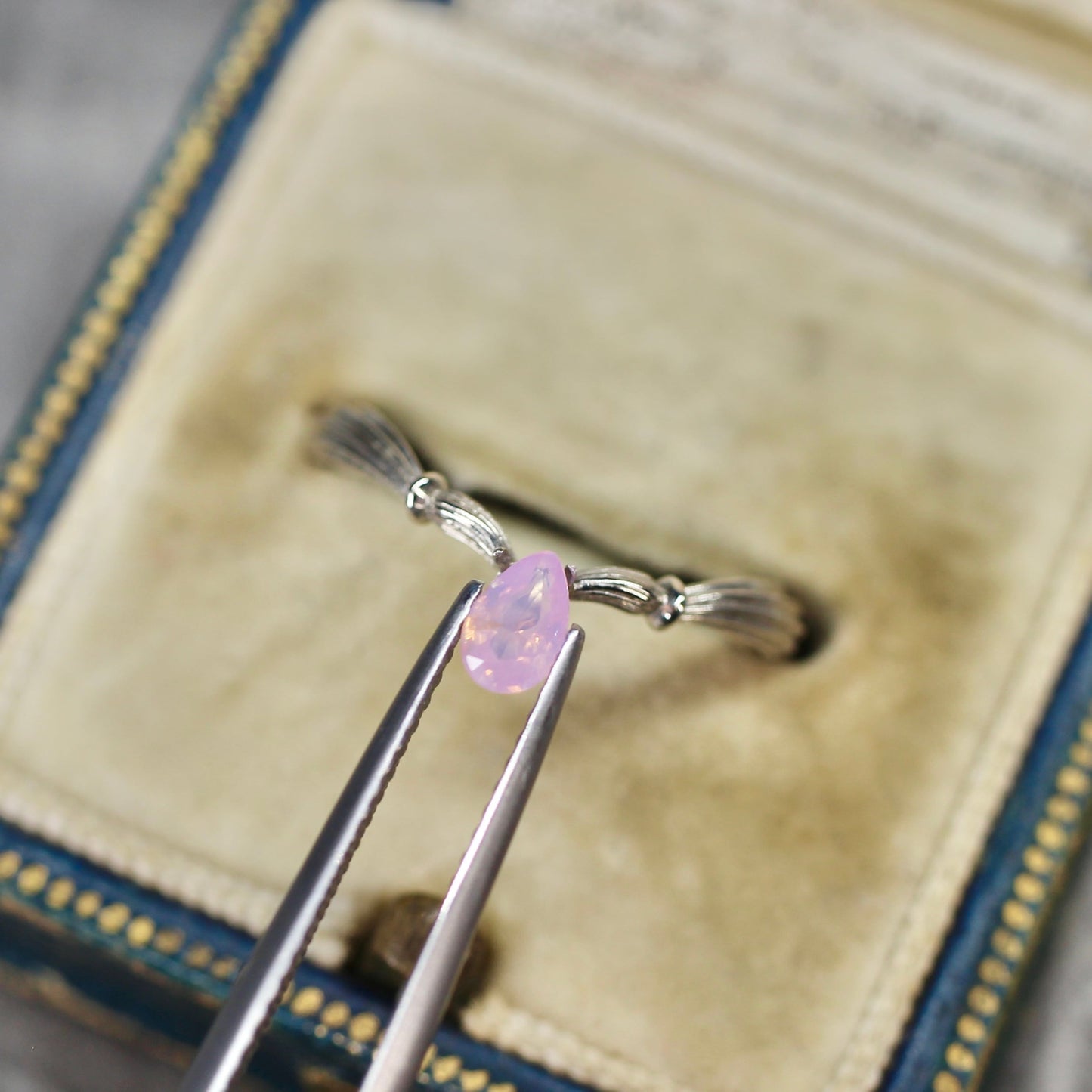 ペアシェイプカット シルキーパープルピンクサファイア　0.26ct  4.7mm×2.9mm×1.7mm 【MJ2522】