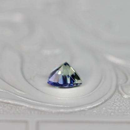 トリリアントカット バイカラーゾイサイト 0.44ct  4.5mm×4.5mm×3.1mm 【MJ2529】