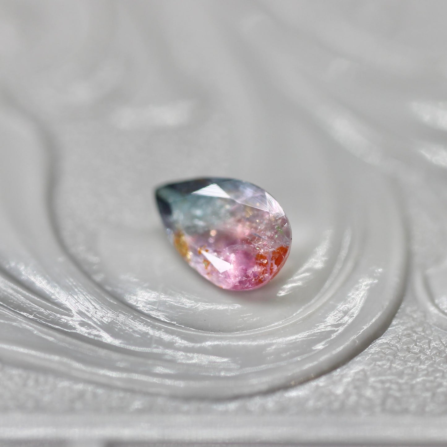 ペアシェイプ パーティーカラード トルマリン 0.34ct  5.7mm×3.6mm×1.9mm【MJ2572】