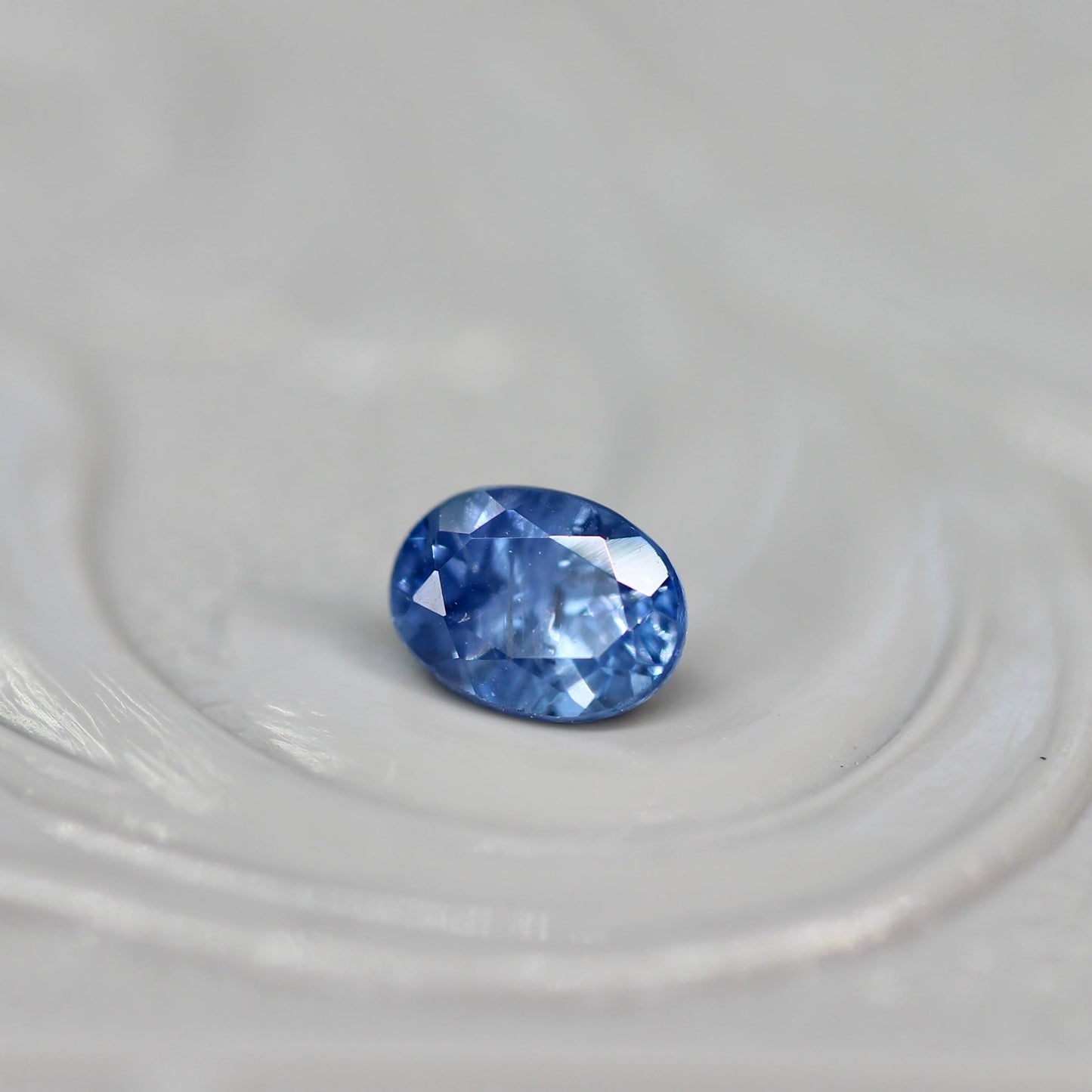 モンタナサファイア 0.22ct オーバルカット 3.6mm×2.6mm×1.9mm  【MJ2634】