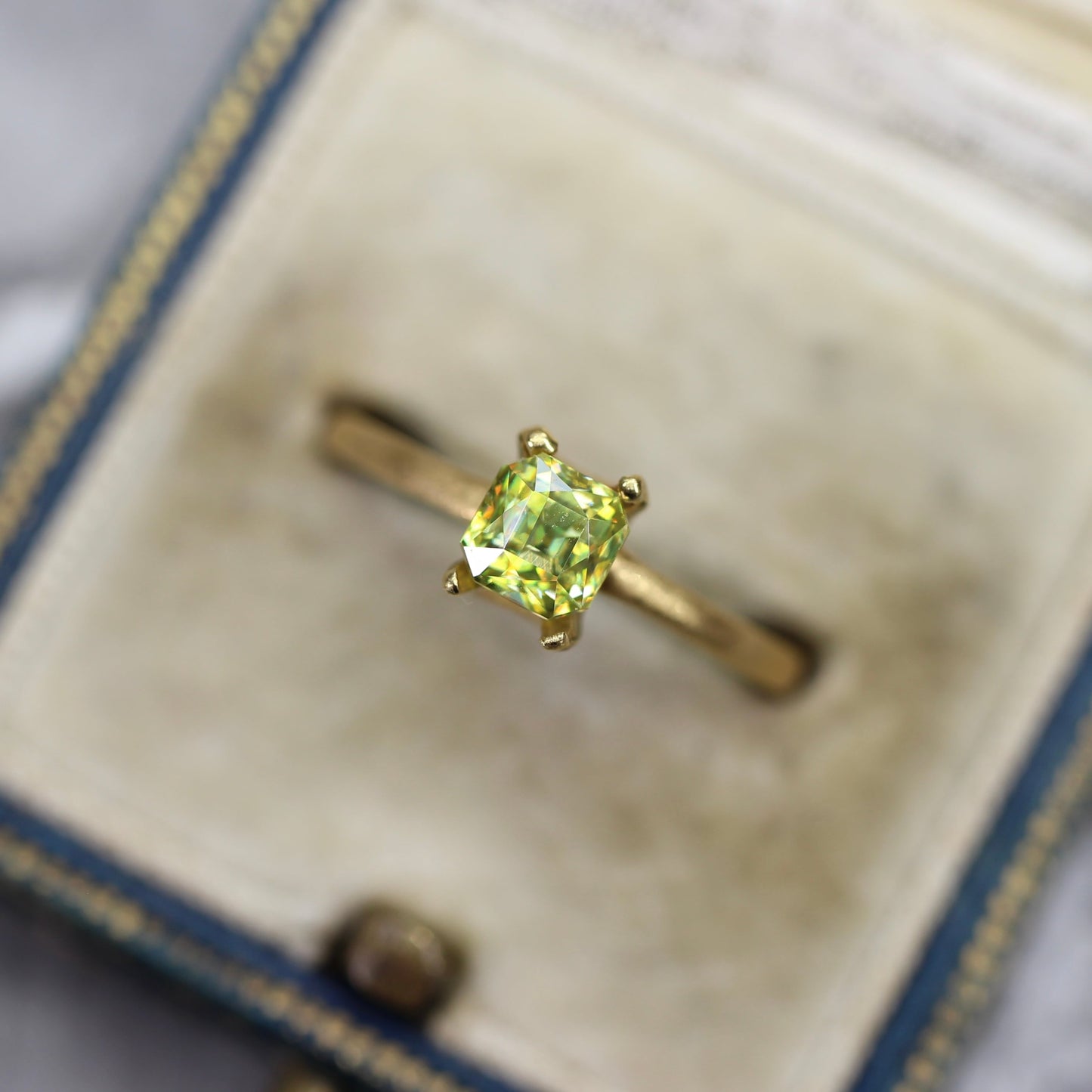 スフェーン 0.82ct ラディアントミックスカット 4.3mm×4.4mm×4.0mm【MJ2722】