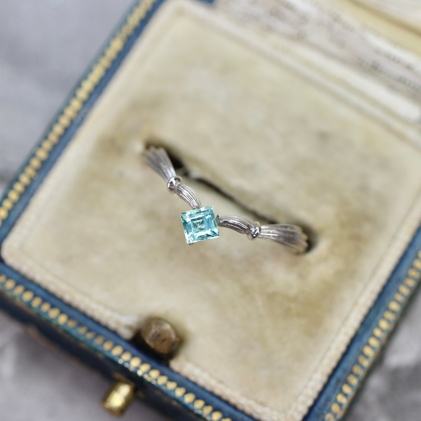 パライバカラーベリル 0.14ct スクエアカット 3.2mm×3.2mm×2.3mm【MJ2714】