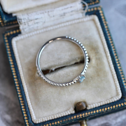 プリンセスカット アイスブルーダイヤモンド0.119ct 4本爪×ドットアーム Pt900 プラチナリング