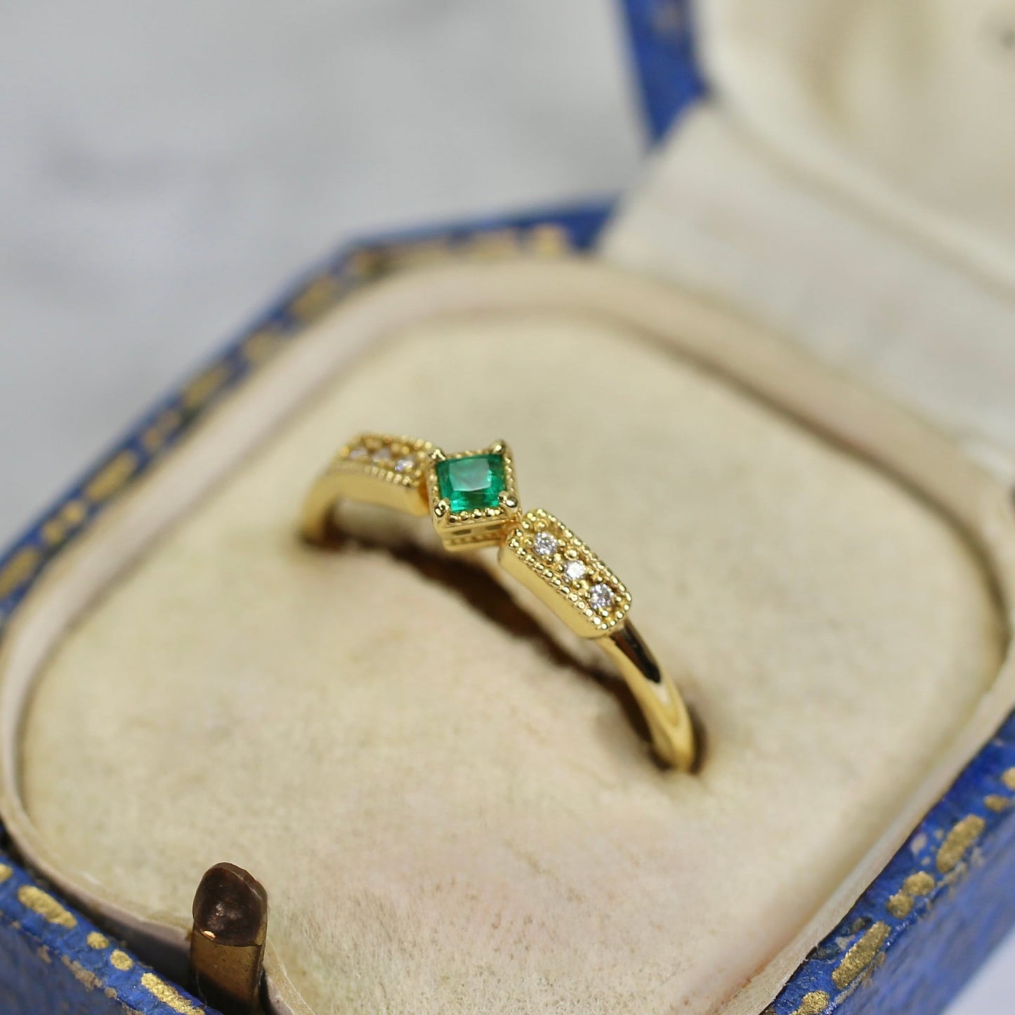 エメラルド 0.07ct ダイヤモンド 計0.03ct プリンセスカット K18YG ミルフレーム×シグナルアーム【MJ2848】