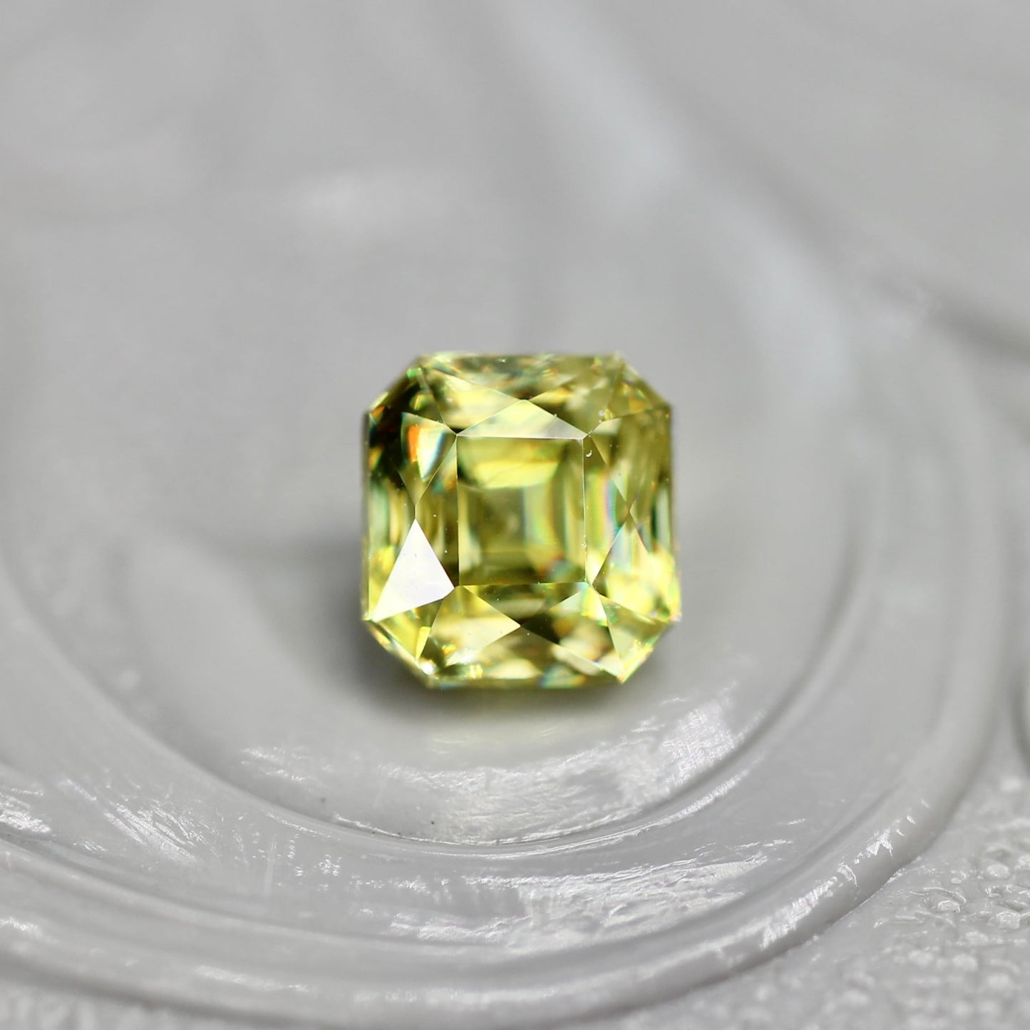 スフェーン 0.50ct ラディアントミックスカット 4.0mm×3.7mm×2.8mm【MJ2724】
