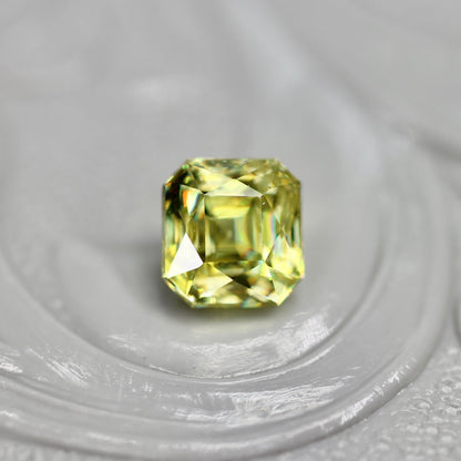 スフェーン 0.50ct ラディアントミックスカット 4.0mm×3.7mm×2.8mm【MJ2724】