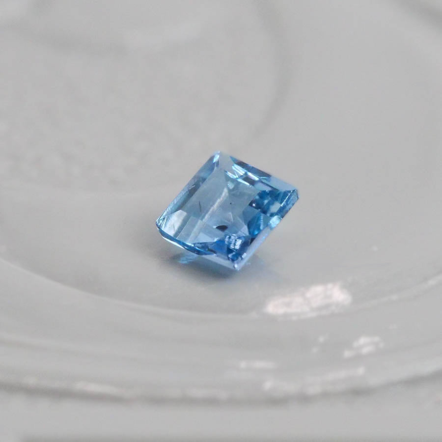 サンタマリアアクアマリン 0.05ct スクエアカット 2.0mm×2.0mm×1.4mm【MJ3063】