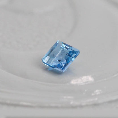 サンタマリアアクアマリン 0.05ct スクエアカット 2.0mm×2.0mm×1.4mm【MJ3063】