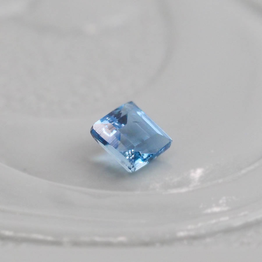 サンタマリアアクアマリン 0.05ct スクエアカット 2.0mm×2.0mm×1.4mm【MJ3063】