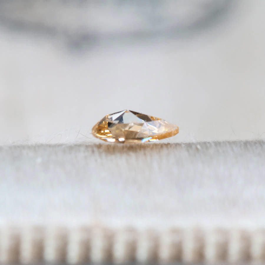ナチュラルダイヤモンド 0.11ct ペアシェイプローズカット 4.0mm×2.9mm×1.3mm【MJ3070】