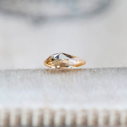 ナチュラルダイヤモンド 0.11ct ペアシェイプローズカット 4.0mm×2.9mm×1.3mm【MJ3070】
