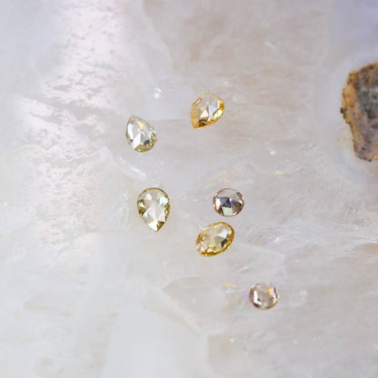 ナチュラルダイヤモンド 0.12ct ペアシェイプローズカット 4.1mm×3.0mm×1.1mm【MJ3071】