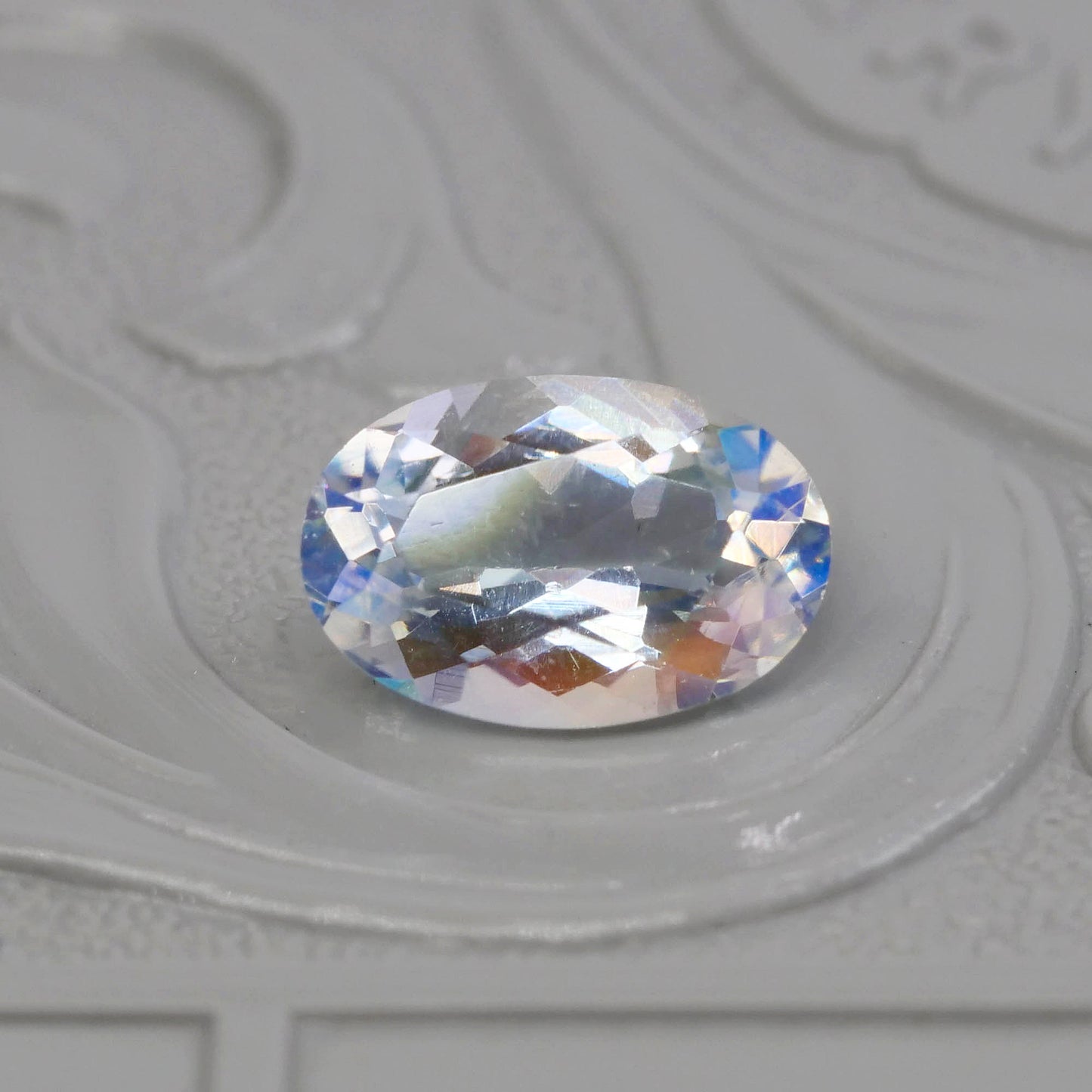 アンデシンラブラドライト 0.87ct オーバルカット 7.9mm×5.4mm×3.5mm レインボームーンストーン【MJ2866】