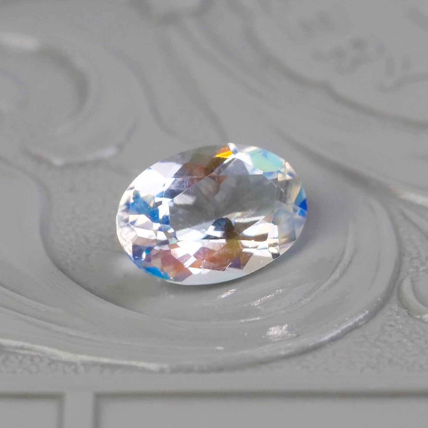アンデシンラブラドライト 0.87ct オーバルカット 7.9mm×5.4mm×3.5mm レインボームーンストーン【MJ2866】
