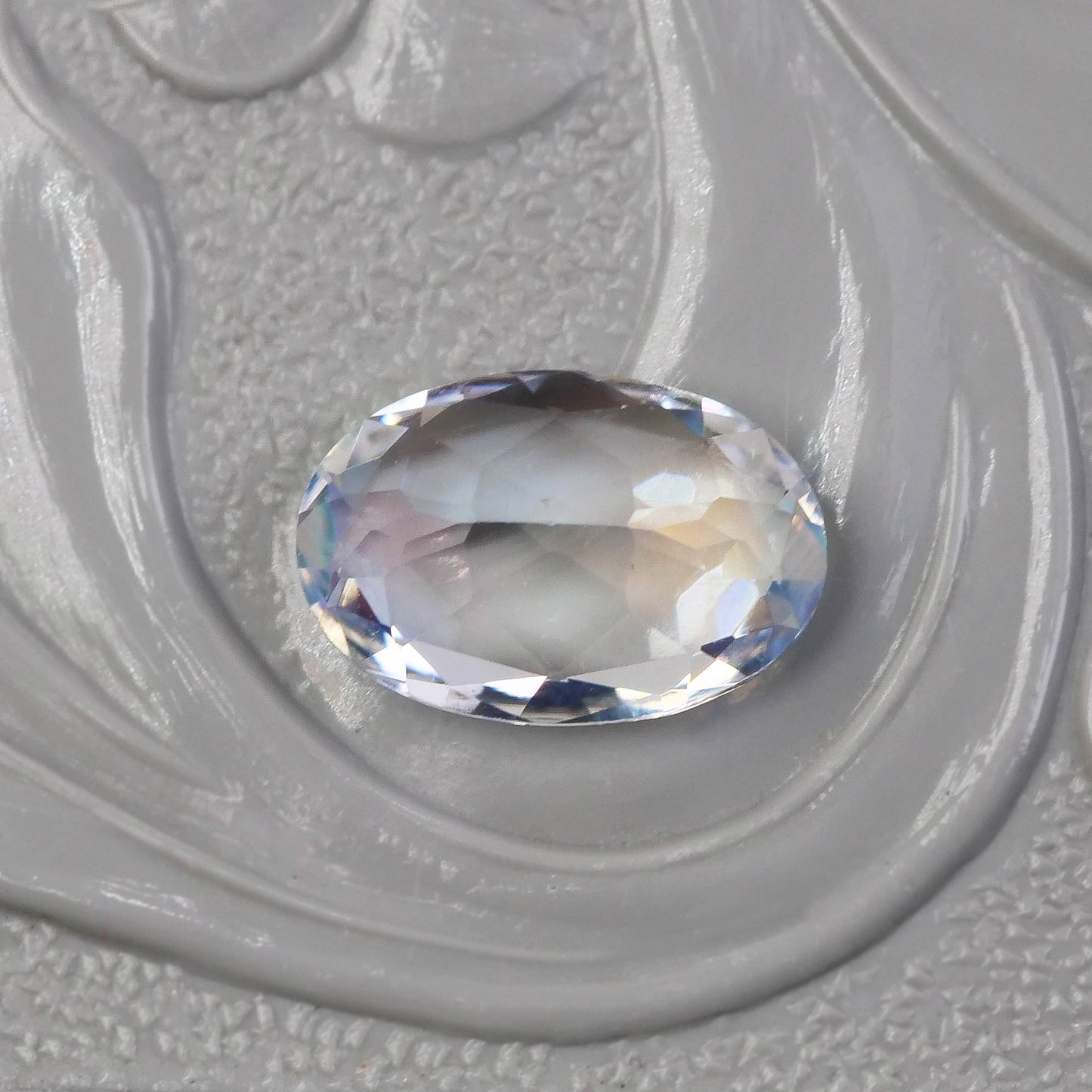 アンデシンラブラドライト 0.87ct オーバルカット 7.9mm×5.4mm×3.5mm レインボームーンストーン【MJ2866】