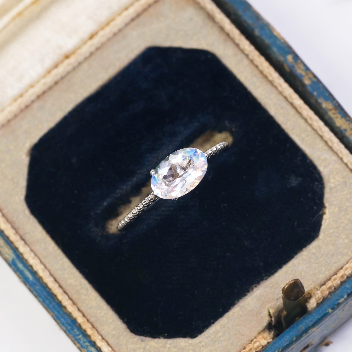 アンデシンラブラドライト 0.87ct オーバルカット 7.9mm×5.4mm×3.5mm レインボームーンストーン【MJ2866】