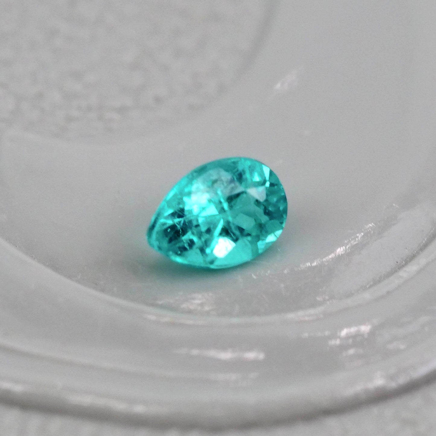 パライバトルマリン ブラジル産 0.07ct ペアシェイプカット 3.0mm×2.1mm×1.7mm【MJ3077】